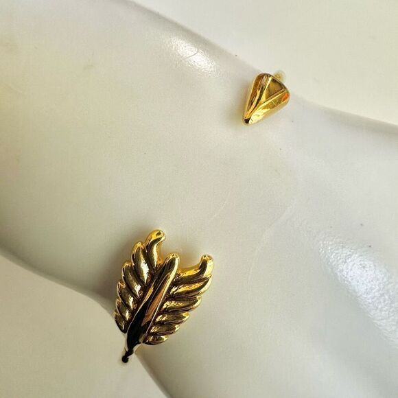 Stella & Dot Gold tone feather open Cuff Bangle bracelet - Picture 2 of 8